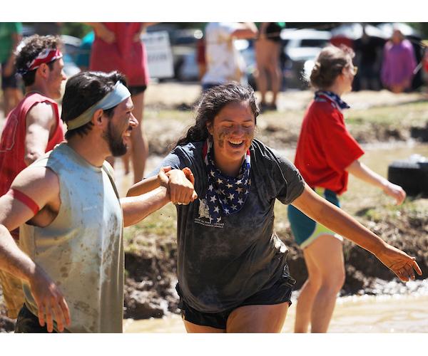 学生们笑着在泥球比赛中穿过泥泞.