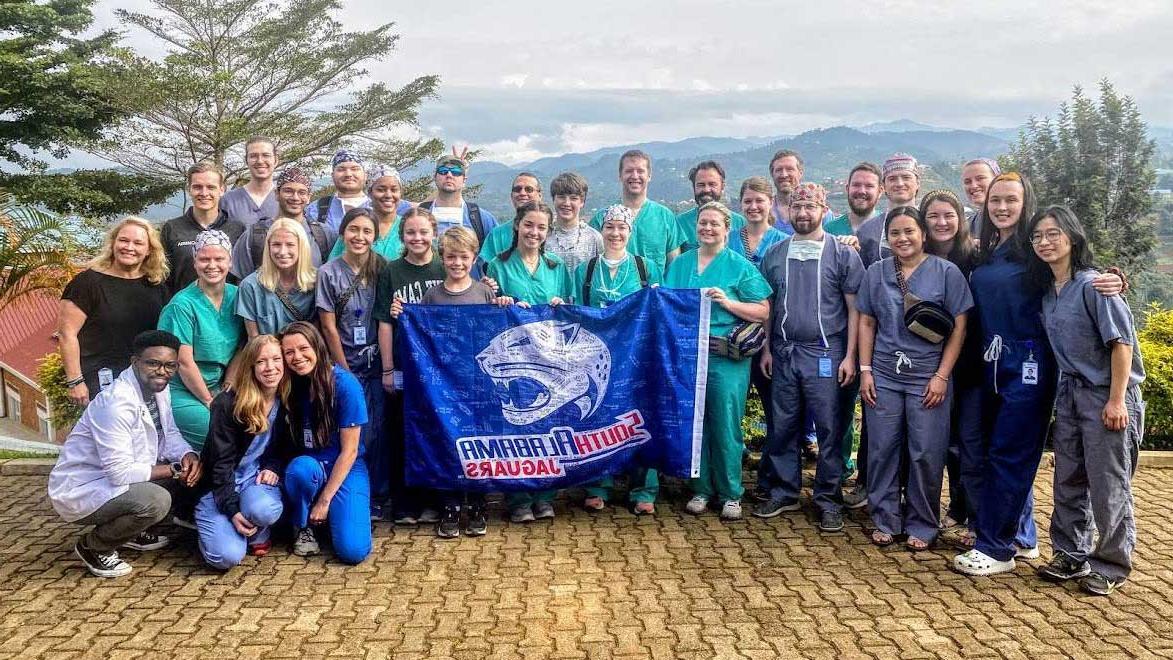 美国医学院四年级学生, residents and physicians at Kibogora Hospital in southwestern Rwanda.