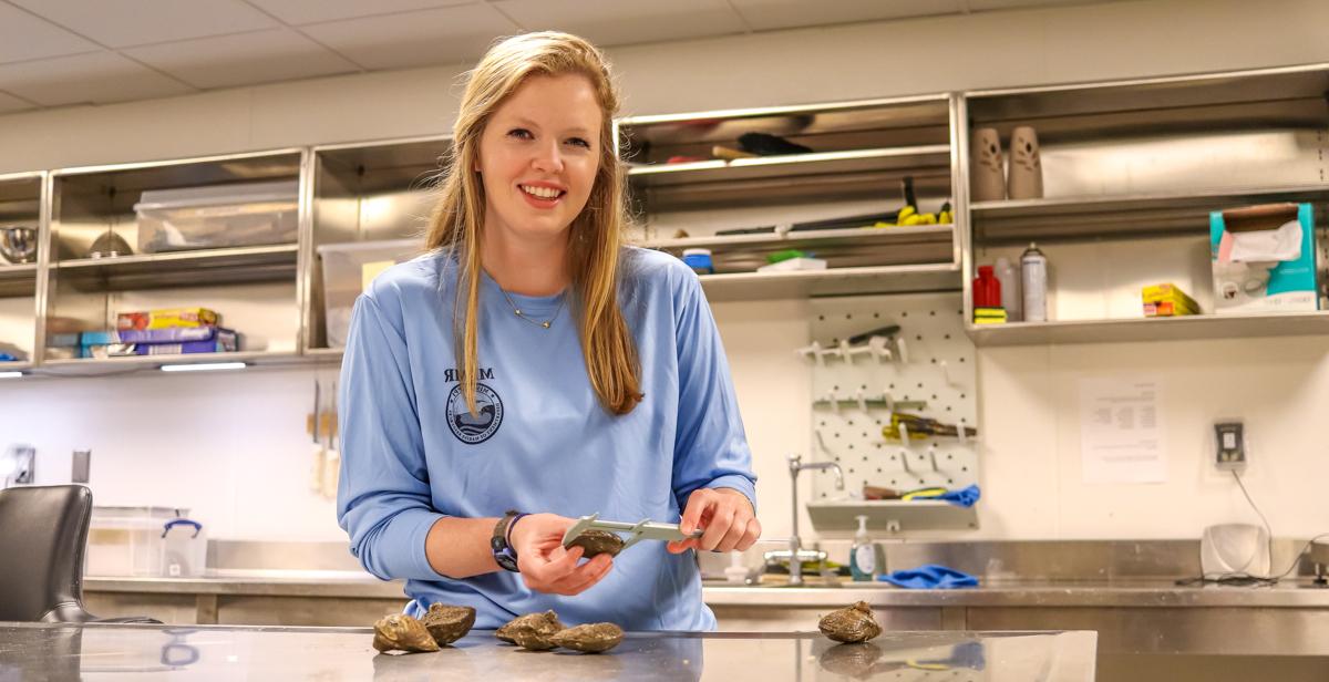 梅里特·麦考尔在密西西比州海洋资源部的职责包括建造, 在州水域播种和监测牡蛎养殖场. 她最近在十大彩票网投平台获得了海洋科学硕士学位.